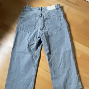 Säljer dessa jeans i ett mycket bra skick. Ej använda och är i storlek 38. Ny pris 560