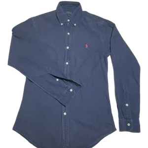 Ralph Lauren, Skjorta  - ✨Fräsch och stilren Skjorta från Ralph Lauren!  Logga och alla knappar är i super skick✨  Sthlmtrend.se  