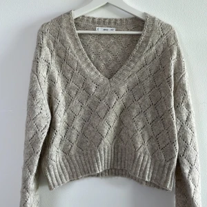 Stickad tröja - Väldigt fin tröja från Mango, köpt för något år sedan och använd ett par gånger, fint med linne under och passar till nästan allt. Man kan även ha den bakochfram med öppen rygg.