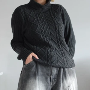 Kabelstickad tröja - Strl: M  Mått: ärmlängd 47cm, bredd 54cm, längd 65cm Material: 100% bomull Modell: rak passform Märke: Batistini Skick: använd men inga synliga defekter