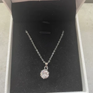 Halsband silver - Säljer detta vackra halsband som aldrig är använt pga att jag använder guld. Jag vet inte vart halsbandet kommer från då jag fått det som present💕