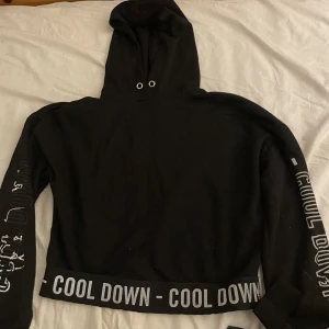 newyorker hoodie - den sitter rätt så bra fast texten har börjat flagna en del, väldigt skön även om den sitter aningen tajt på mig