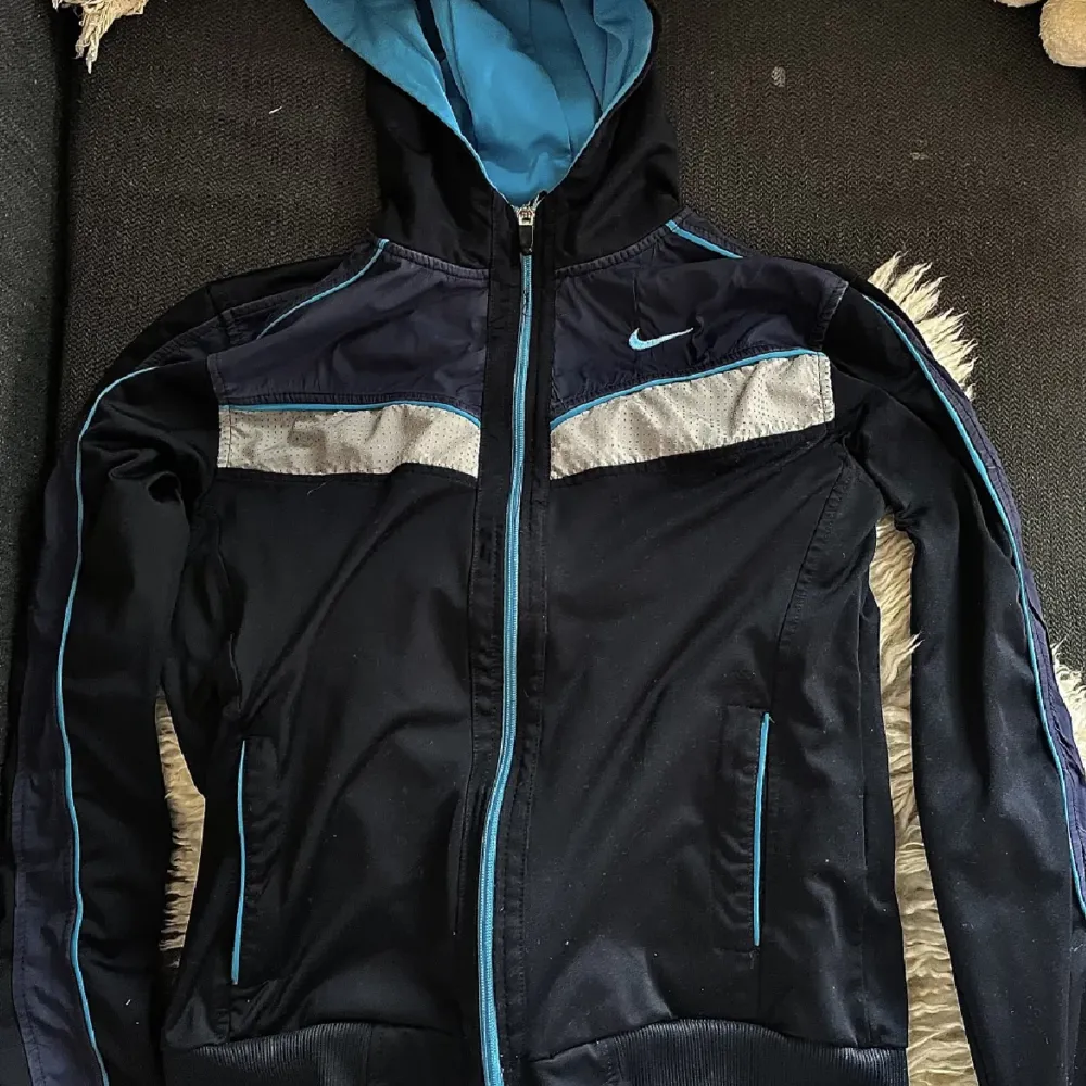 Jättefin Nike jacka/tracksuit i superfint skick i strl xxl, men måste vara nåt fel för den sitter jättebra på mig som är xs. Köpt på Beyond retro och knappt använd då den inte är riktigt min stil tyvärr! 💕. Hoodies.