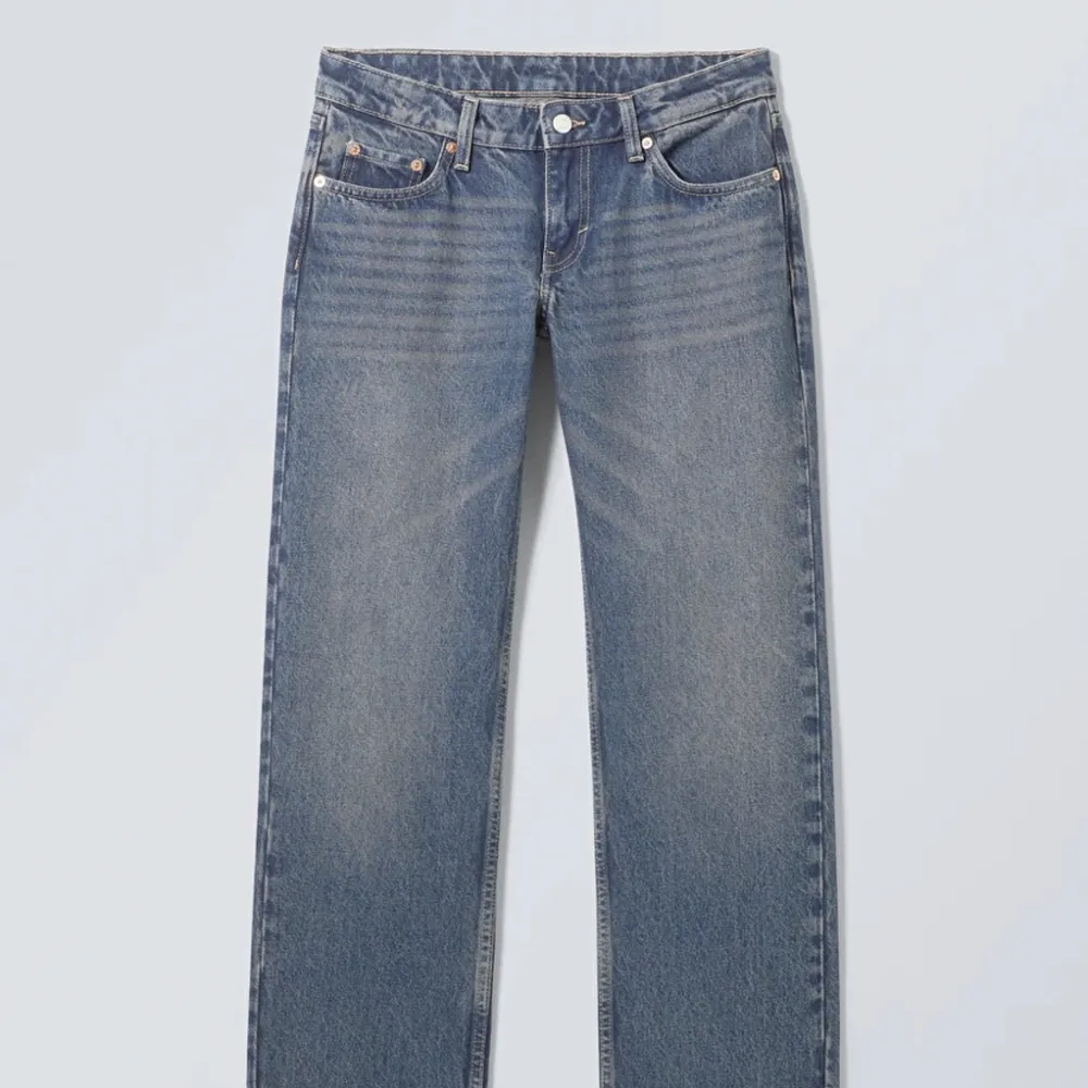 ”Arrow low jeans” ifrån Weekday💞  Använda men inga synliga defekter❤️❤️ de är väldigt lågmidjadr och är nu för små. Nypris:500kr. Jeans & Byxor.