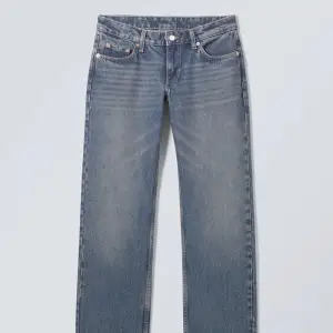 ”Arrow low jeans” ifrån Weekday💞  Använda men inga synliga defekter❤️❤️ de är väldigt lågmidjadr och är nu för små. Nypris:500kr