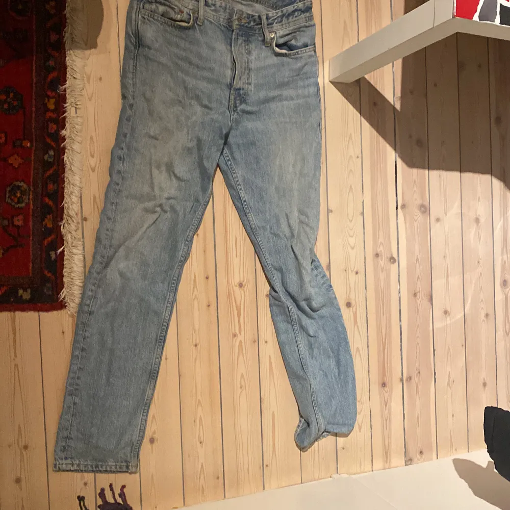 Säljer ett par Jack and Jones jeans modell loose/chris dem är använda fast i gott skick ena back fickan har en liten lagning och den andra har en större lagning skräddare har lagat den . Jeans & Byxor.