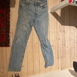 Säljer ett par Jack and Jones jeans modell loose/chris dem är använda fast i gott skick ena back fickan har en liten lagning och den andra har en större lagning skräddare har lagat den 