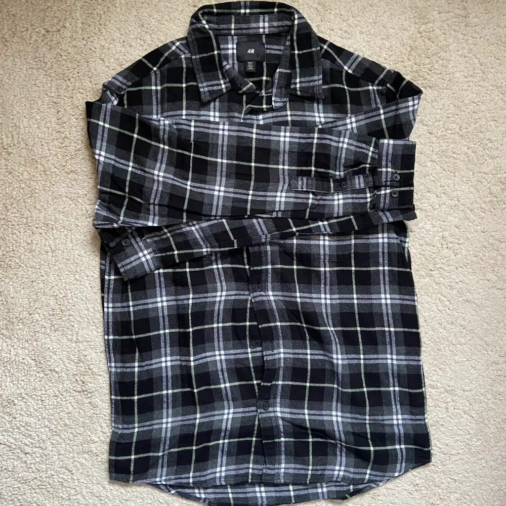 Flanellskjorta köpt från hm i nyskick då jag använde den typ en gång, skriv gärna om du har frågor. Skjortor.