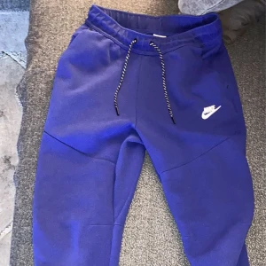 Nike tech flece byxor - Säljer mina blåa Nike tech flece byxor då jag tröttat på dom, är köpta för 1000 kr, pris kan diskuteras 