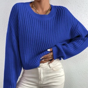 Stickad tröja  - Använd till och från, jättefin och bra kvalitet + varm nu till vintern!  Skriv för frågor eller funderingar! Priset kan diskuteras 🩷