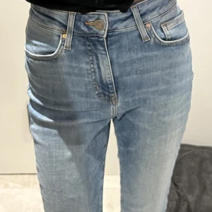 Jeans - Använda enstaka gånger, tighta hela vägen. Referens är 160cm och de passar bra.