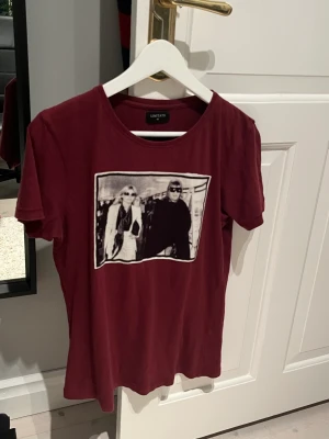 Limitato T-shirt  - Snygg tisha från limitato. Skick 8/10 pga ett litet hål men annars nyskick. Nypris 1300kr. Säljer billigt pga ingen användning. 