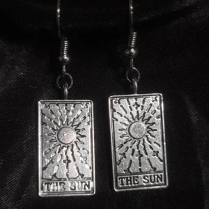 Örhängen med Sol Tarot! ☀️ - ENDAST ETT EXEMPLAR! Troligtvis nickelfria men är du allergiker bör du vara försiktig. Rostfritt!