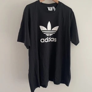 Adidas Tee - XL - Adidas Tee i storlek XL