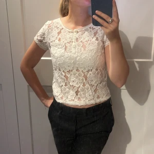 spetsblus - Söt spetsblus i strl xs från abercrombie. Jag har normalt inte xs i andra kläder så sitter nog bättre på någon med mindre strl!