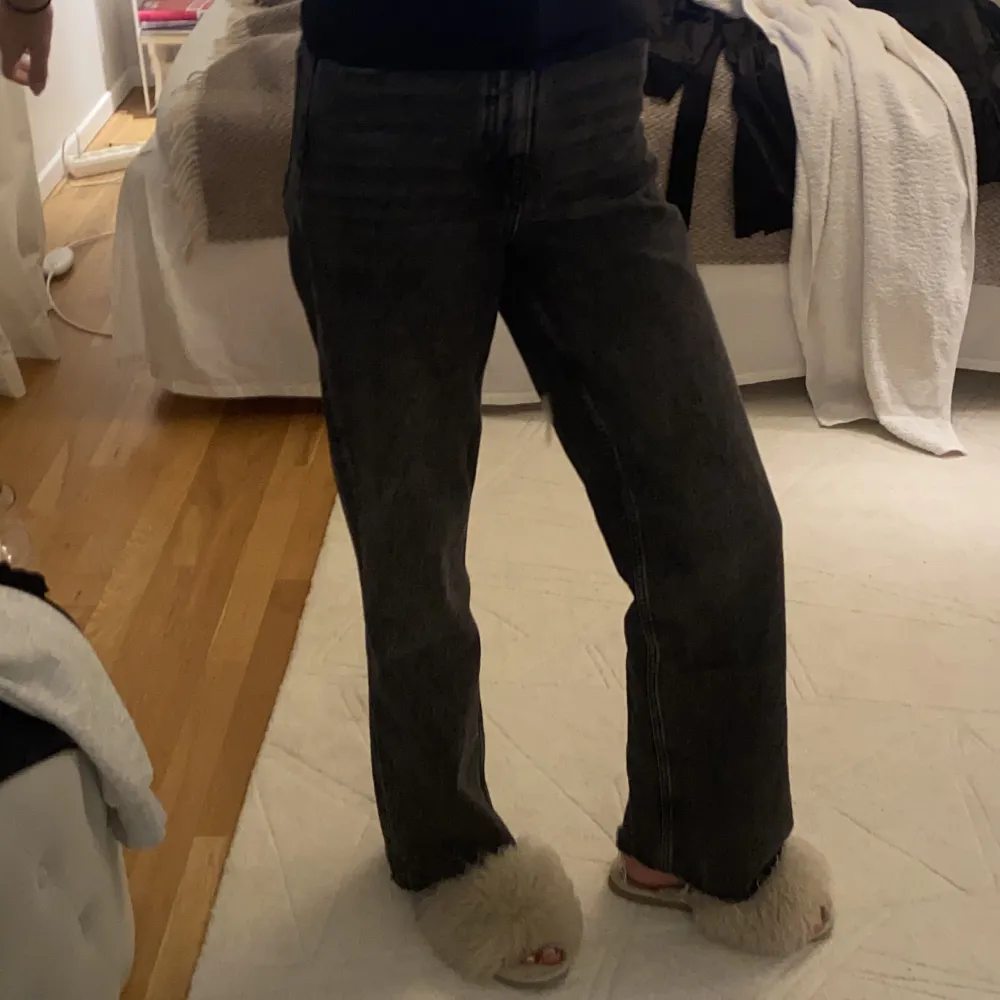 Långa grå/svarta high waisted jeans ifrån zara. Modellen är straight 💜Jättebra skick! Och jag är 175 cm lång. Jeans & Byxor.
