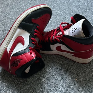Jordan 1 - Säljer nu mina Jordan 1 mids då dom tyvärr inte kommer till användning. Dom är sparsamt använda, men har några defekter❣️ Skriv för fler bilder!! Nypris 1500kr, priset är förhandlingsbart💕
