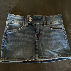 Lågmidjad kjol  - Lågmidjad kjol från h&m, helt oanvänd bara testad med prislapp kvar, nypris 249kr