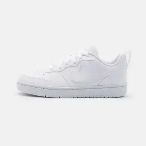 Säljer mina vita Nike skor som är använda typ 3 gånger. Säljer då dom ej kommer till användning! Ser ut som nya. Köpt för ca 600-700 kr! Kom med prisförslag❤️ storlek 36,5