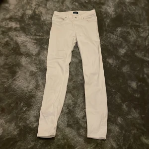 Gant byxor - Storlek 170 cm passar jätte bra till 140-150-160 cm också  Dom e skinny Skick 8/10 inga fläckar eller ngt Ny pris e 799-899 mitt pris e 185