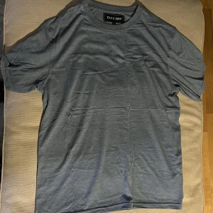 TAKE OFF Basic Tee - Storlek: L Skick: Jätte bra (Inget fel) Material: 65% Polyester, 35% Bomull Extra Info: Köpte den år 2021