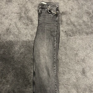 Jeans - Säljer mina fina jeans från zara i storlek 36. Jag är 165cm lång passar bra men lite långa. 