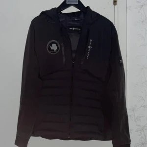 Sail racing jacka - En fin sail racing jacka säljs för strlk. Skick 8/10 använd lite men inga fel. Ny pris 2990kr Hör gärna  av er om ni har frågar, priset är diskuterbart.