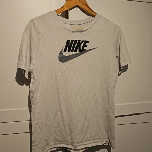 Vit Nike t-shirt i barnstorlek XL eller S - En vit nike t-shirt i barnstorlek XL. Är som Small. Bra skick.