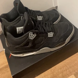Jordan 4 Black Canvas 44.5 - Säljer nu mina used Jordan 4 Black Canvas Storlek 44.5