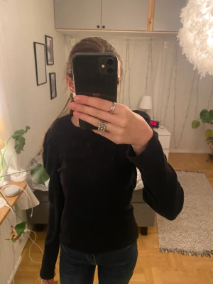 #svart tröja  - Säljer en fin svart basic tröja med puffärmar, säljer den pga att den är för stor för mig. Använd ca 2 ggr.