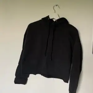 Svart basic hoodie, från lager 157, storlek M. Inte mycket använd, bra skick. Den är Croppad och trådar hänger från Magen (designad så)