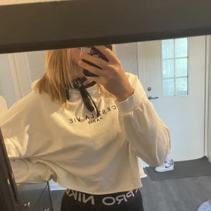 Croppad hoodie - Croppad hoodie från SHEIN i storlek S. Använd men fortfarande i väldigt bra skick.