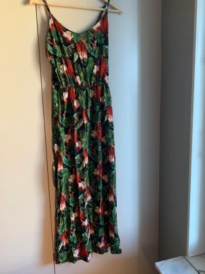 Underbar maxiklänning - Säljer denna fantastiska klänning pga jag är några cm för kort (164 cm) 😢Använd ett par gånger, så i jättebra skick