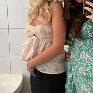 Blommig topp  - En beige/ljusrosa blommig topp från Shein, säljer då jag har två🌸