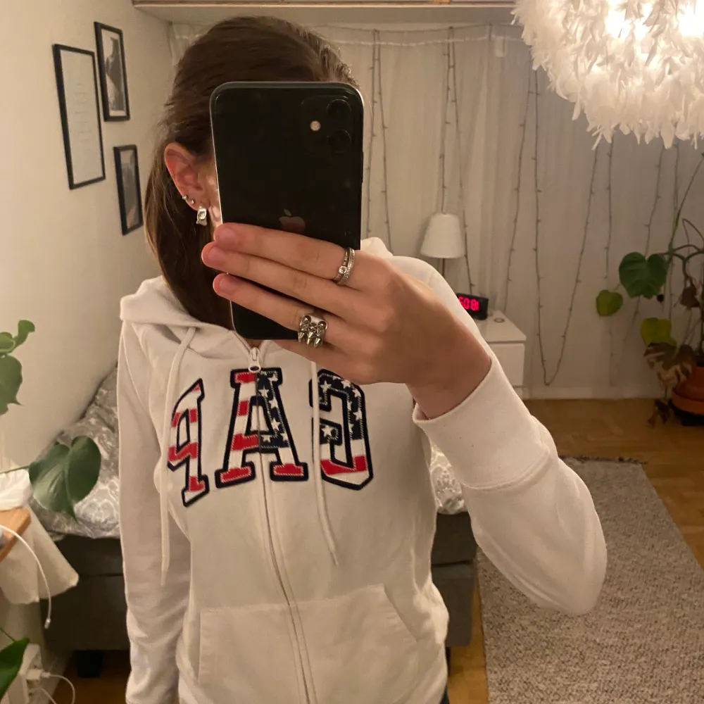 Säljer min fina zip upp hoodie då jag ej använt den. Väldigt fin och oanvänd. . Tröjor & Koftor.