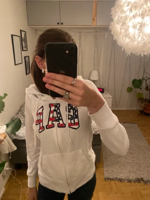 Zip up hoodie - Säljer min fina zip upp hoodie då jag ej använt den. Väldigt fin och oanvänd. 