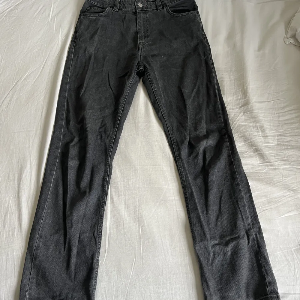 Säljer dessa gråa jeans! 29/32 straight leg jeans. . Jeans & Byxor.