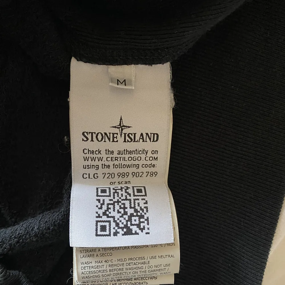 Svart Stone Island sweatshirt i storlek M. Tröjan är i använt skick men ser fortfarande fin ut. . Tröjor & Koftor.