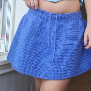 Blå virkad kjol som jag gjort själv❣️ Superskön och bekväm med knytning upptill✨️💗 Skulle säga att den passar allt från M-XL beroende på hur man vill att den ska sitta💓🌸
