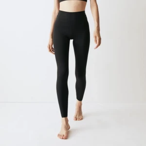 Svarta träningstights från H&M  - Knappt använda träningstights från H&M! Storlek S🌿