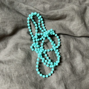 Pärlhalsband  - Turkos pärlhalsband, knappt använd. Fin till dekoration eller kanske nån cosplay