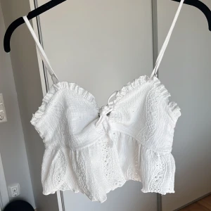 Minitopp  - Säljer denna jätte söta topp då den har blivit för liten för mig🤍