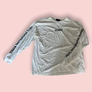 Stussy tröja - Långärmad tröja från Stussy. Med broderat tryck i fram och på ärmar. Storlek S, men sitter löst. Använd gärna KÖP NU 🫶🧚