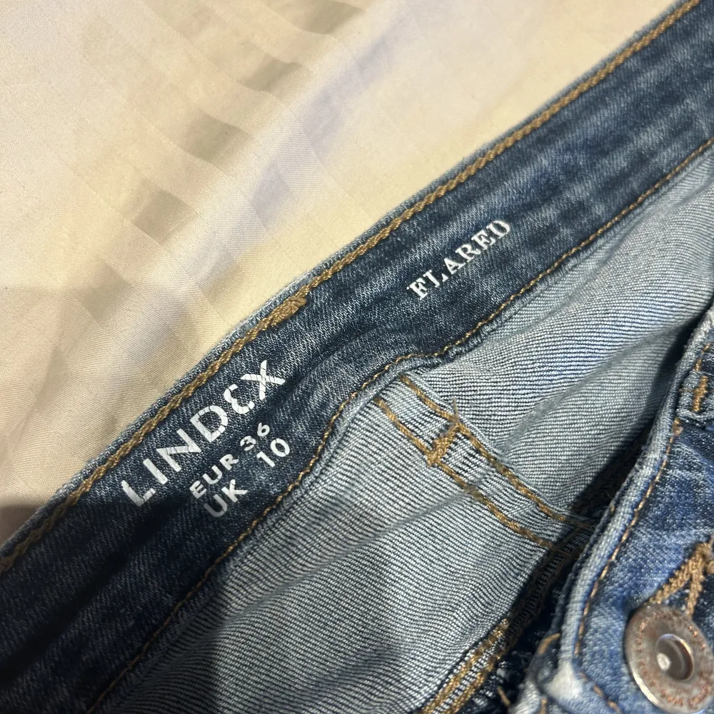 Hej, Säljer ett par skit snygga lågmidjade jeans,ganska andvända<3. Jeans & Byxor.