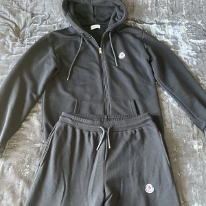 Moncler Tracksuit - Ett helt nytt moncler tracksuit seet inget fel på den, riktigt snygg. Och den har scan i tröjan så man kan scanna qr koden. 