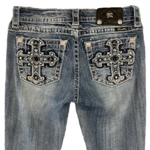 Miss me - Miss me jeans i fint skick utan fläckar❤️ de är bootcut och lågmidjade❤️ Midjemåttet tvärs över är 37cm och innerbenslängden är 78❤️ Jag är 168 cm lång❤️ Tryck gärna på köp nu!