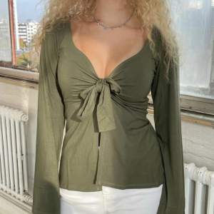 Maddy blouse i färgen KHAKY storlek xs/s. Helt ny och oanvänd, säljs då jag råkat beställa dubbelt. Orginalpris: 393 kronor 