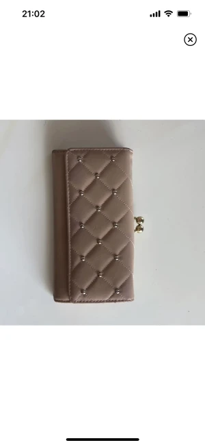 Plånbok - Fin plånbok med många fack! Den är i nyskick❤️‍🔥 och man får plats med sin mobil perfekt!!