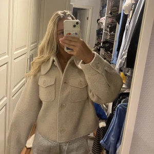 Beige kappa💗 - Säljer denna supersöta kappan ifrån Nakd💕Jättebra skick! Köpt för 750.