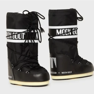 Moon Boots - Säljer mina höga moon boots, storlek 35-38 (jag har 37 i de flesta av mina skor)💘 Köptes för ca 1700kr & säljer de för 1200kr. Priset går att diskutera! Skriv privat för egna bilder eller vid frågor🫶🏼